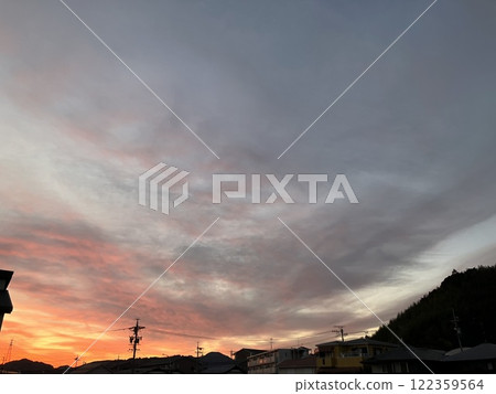 日落和多雲的天空的照片 122359564