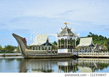 A magnificent mosque 122359647