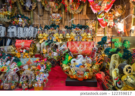 鳥之市、耙子、生意興隆、色彩鮮豔、家庭平安、神社、日本、年末、豪華新年 鳥之市、耙子、生意興隆、色彩鮮豔、家庭平安、神社、日本、年末、豪華新年 122359817
