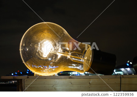 一個巨大的電燈泡的圖像 122359936