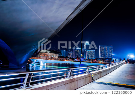夜晚的橋樑和未來建築 122360000