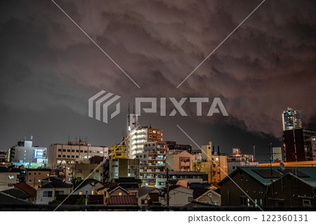 住宅區和夜晚的天空 122360131