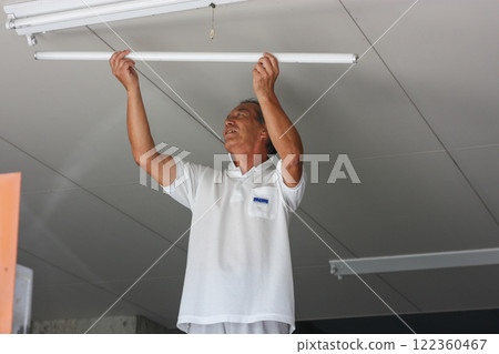 銀先生在工作中 122360467