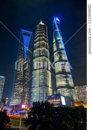 中國上海浦東新區陸家嘴摩天大樓夜景 中國上海浦東新區陸家嘴摩天大樓夜景 122360605
