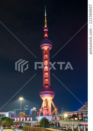 東方明珠塔在中國上海亮起 東方明珠塔在中國上海亮起 122360607