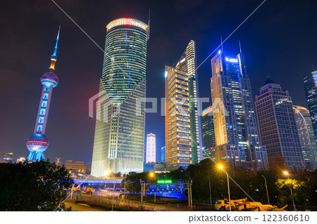 中國上海浦東新區陸家嘴摩天大樓夜景 中國上海浦東新區陸家嘴摩天大樓夜景 122360610