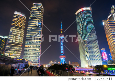 中國上海浦東新區陸家嘴摩天大樓夜景 122360611