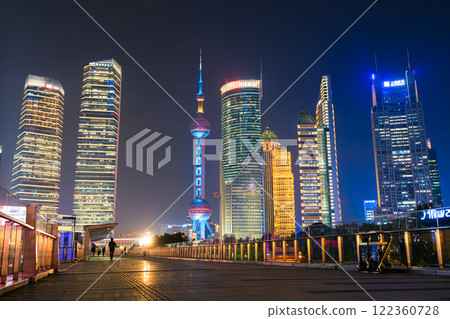 中國上海浦東新區陸家嘴摩天大樓夜景 122360728