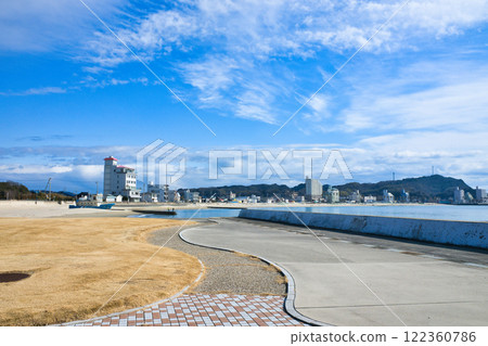 The blue sky of Chidorihama Beach in Uchiumi, Minamichita-cho, Chita-gun, Aichi Prefecture 122360786