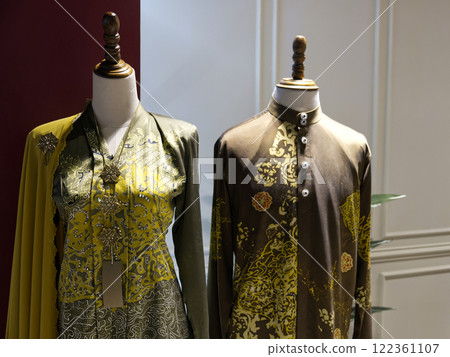 Elegant and traditional Malaysian wedding clothes 122361107