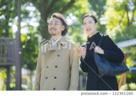 穿著外套走在人行道上的情侶 122361160