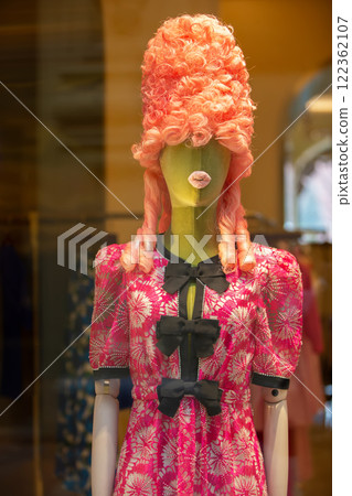 Creative female mannequin in a high retro wig and protruding rag lips. A mixture of centuries and styles. 122362107