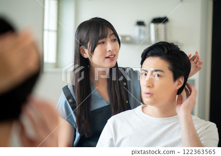 日本男子為女員工提供頭髮諮詢 122363565
