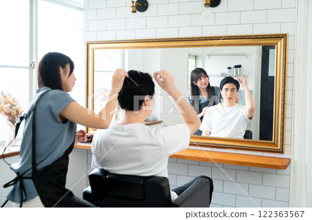 日本男子為女員工提供頭髮諮詢 122363567