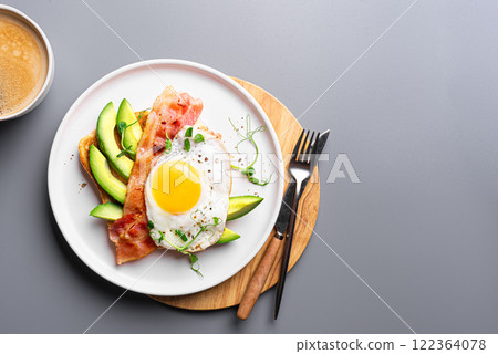 Breakfast sandwich  with fried egg, bacon and avocado 122364078