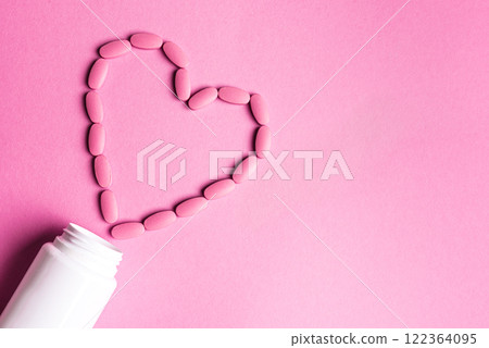 Heart shape made of pink pills 122364095