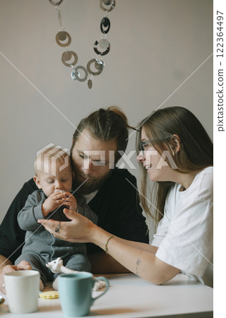 Candid Family Moments Enjoy Bonding and Connection at the Table Together with Loved Ones 122364497