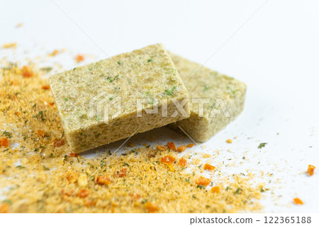 A versatile cube-shaped seasoning consisting of a mixture of vegetables and salt 122365188