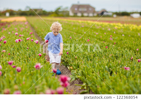 Dutch children in tulip field 122368054