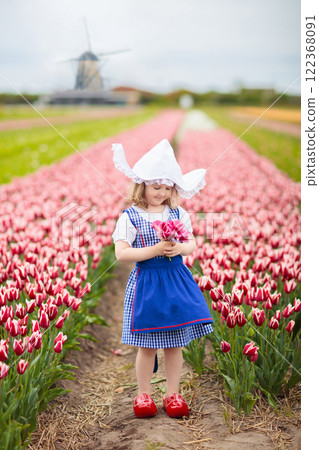Dutch children in tulip field 122368091