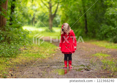 Little girl walking in the rain Little girl walking in the rain 122368240