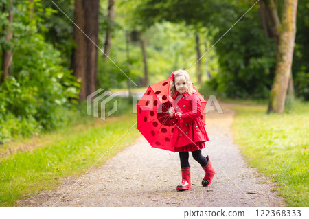 Little girl walking in the rain Little girl walking in the rain 122368333