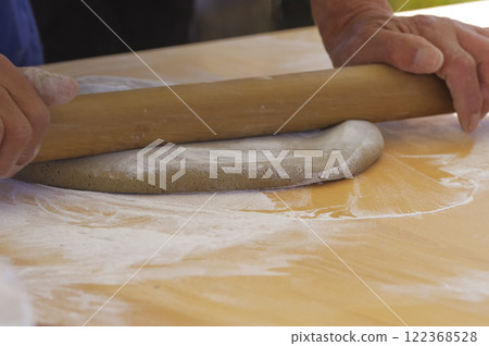 The hands of a craftsman making soba noodles 122368528