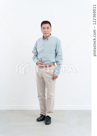 Senior man full body looking at camera 122369011