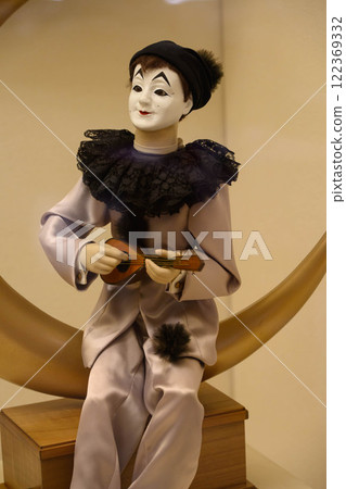 Tottori City's Warabekan Museum has a collection of dolls from all over the world 122369332