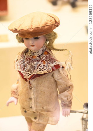 Tottori City's Warabekan Museum has a collection of dolls from all over the world 122369333