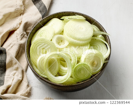 bowl of sliced onions 122369544