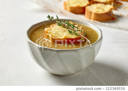 bowl of french onion soup 122369550