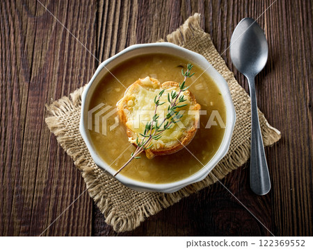 bowl of french onion soup 122369552