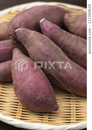 Freshly picked sweet potatoes in a bamboo basket 122369628