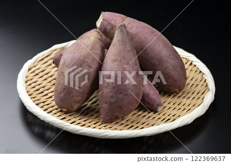 Sweet potatoes served in a bamboo basket on a black background Sweet potatoes served in a bamboo basket on a black background 122369637