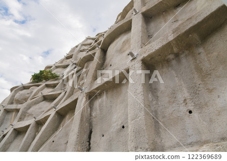 [Concrete slope behind the Mikasa Building shopping arcade] 122369689