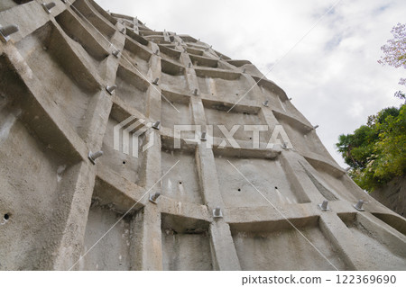 [Concrete slope behind the Mikasa Building shopping arcade] 122369690
