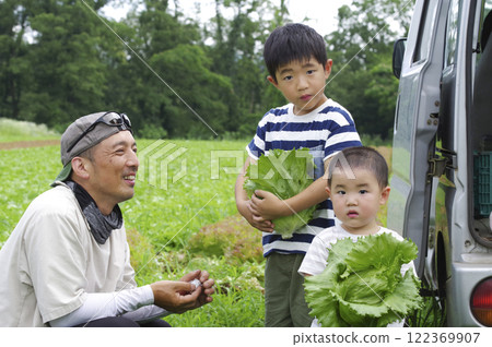 一家人在田裡收割 122369907