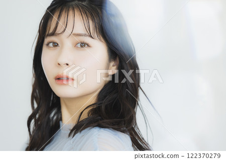 Young woman with a bouquet 122370279