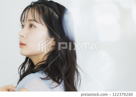 Young woman with a bouquet 122370280