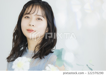 Young woman with a bouquet 122370290