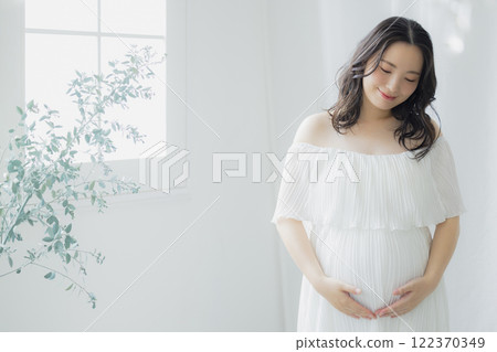 孕婦站在窗邊 孕婦站在窗邊 122370349