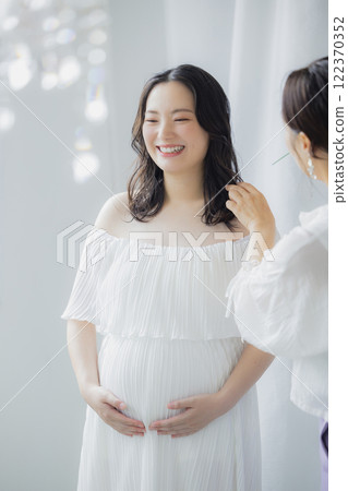 孕婦站在窗邊 孕婦站在窗邊 122370352