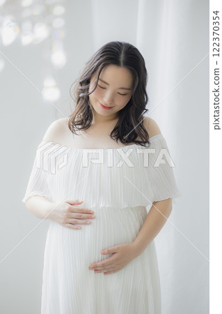 孕婦站在窗邊 孕婦站在窗邊 122370354