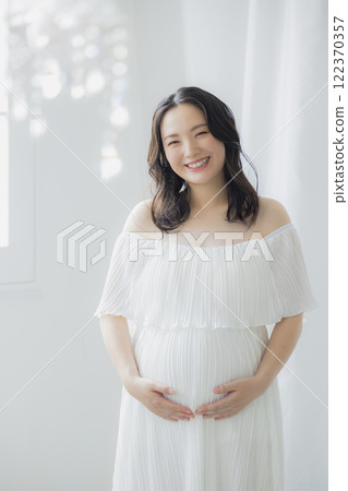 孕婦站在窗邊 122370357