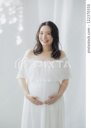 孕婦站在窗邊 122370358