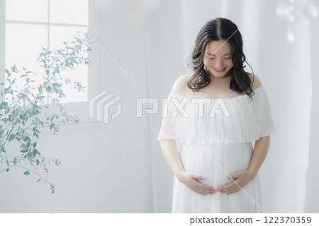 孕婦站在窗邊 122370359