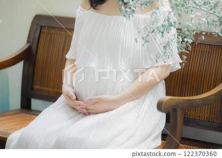 孕婦站在窗邊 孕婦站在窗邊 122370360