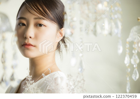 穿著婚紗的年輕女子 穿著婚紗的年輕女子 122370459