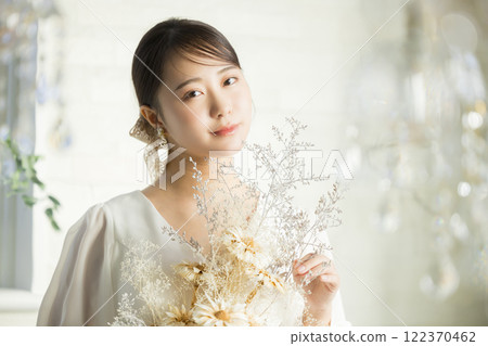 穿著婚紗的年輕女子 122370462